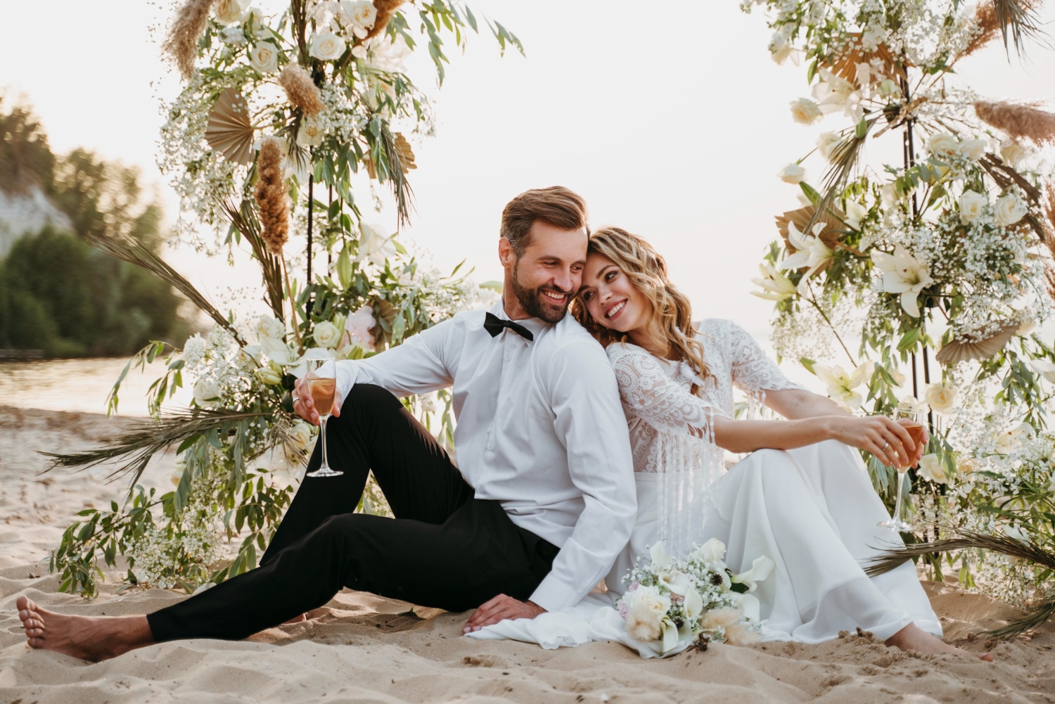 lindo-casal-se-casando-na-praia