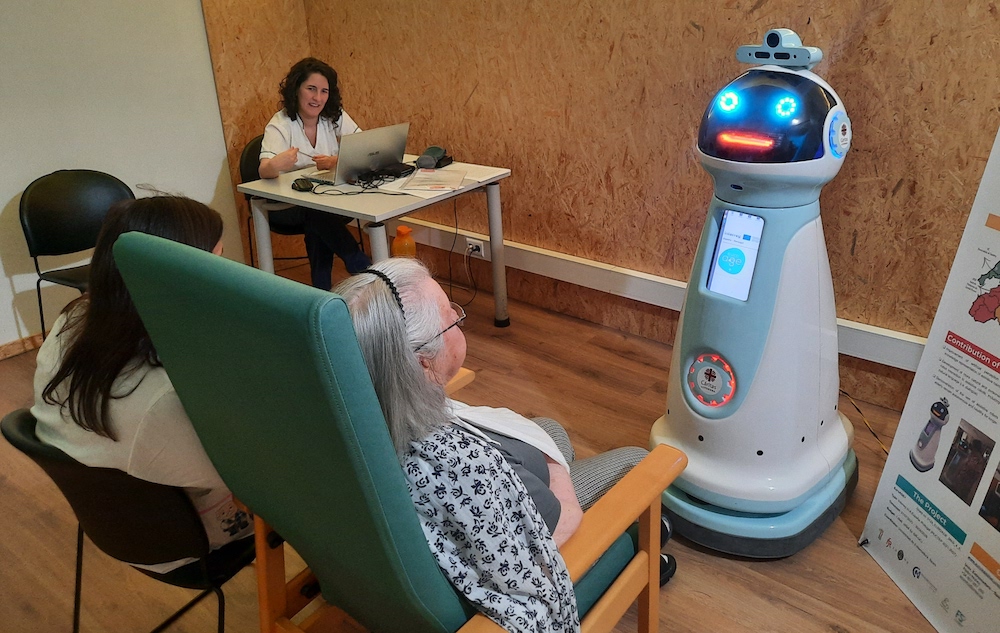 Estudante da Universidade de Coimbra usa robôs com IA para estimular a cognitividade em idosos